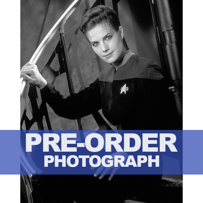 TERRY-FARRELL-AUTOGRAPH-PHOTO
