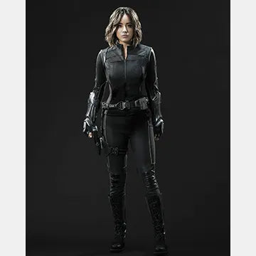 CHLOE-BENNET-AUTOGRAPH-PHOTO