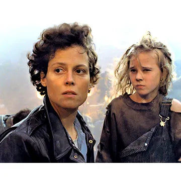SIGOURNEY-WEAVER-AUTOGRAPH-PHOTO