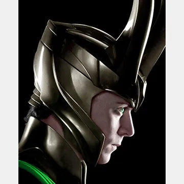 TOM-HIDDLESTON-AUTOGRAPH-PHOTO