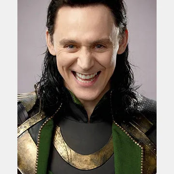 TOM-HIDDLESTON-AUTOGRAPH-PHOTO