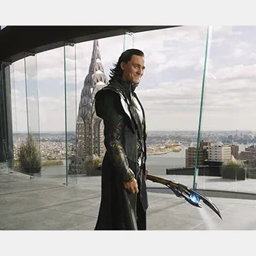 TOM-HIDDLESTON-AUTOGRAPH-PHOTO