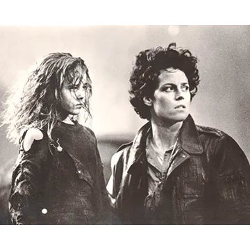 SIGOURNEY-WEAVER-AUTOGRAPH-PHOTO