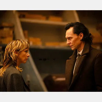 TOM-HIDDLESTON-AUTOGRAPH-PHOTO