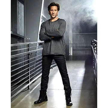 HENRY-IAN-CUSICK-AUTOGRAPH-PHOTO