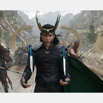 TOM-HIDDLESTON-AUTOGRAPH-PHOTO