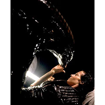 SIGOURNEY-WEAVER-AUTOGRAPH-PHOTO