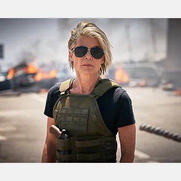 LINDA-HAMILTON-AUTOGRAPH-PHOTO