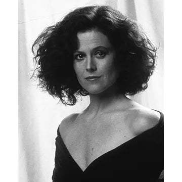 SIGOURNEY-WEAVER-AUTOGRAPH-PHOTO