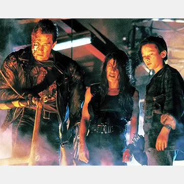 LINDA-HAMILTON-AUTOGRAPH-PHOTO