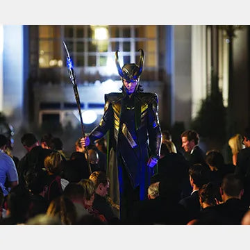 TOM-HIDDLESTON-AUTOGRAPH-PHOTO