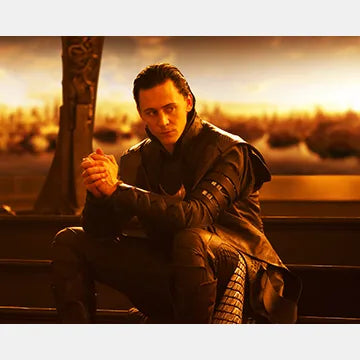 TOM-HIDDLESTON-AUTOGRAPH-PHOTO